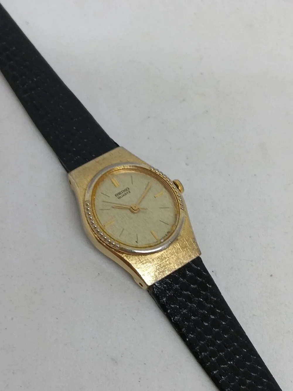 VINTAGE 1984 Seiko 2C21-5060 Women's 19mm x 26mm Japanese Quartz Watch NEW BATT